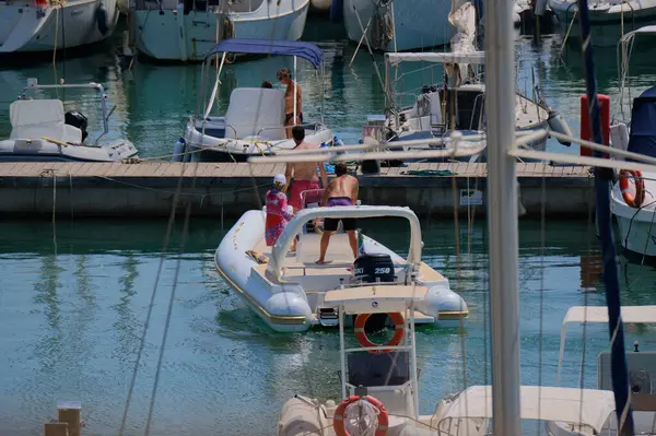 İtalya, Sicilya, Akdeniz, Marina di Ragusa (Ragusa ili); 16 Ağustos 2024, limandaki kauçuk bir teknede insanlar - EDITORIAL