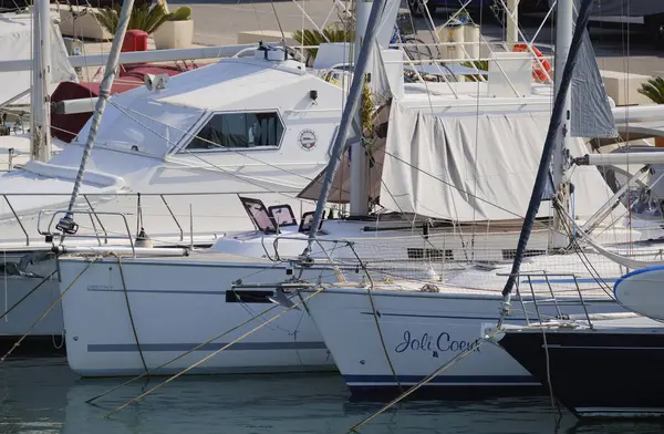 İtalya, Sicilya, Akdeniz, Marina di Ragusa (Ragusa ili); 16 Ağustos 2024, limanda lüks yatlar - EDITORIAL