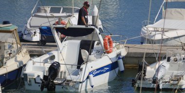 İtalya, Sicilya, Akdeniz, Marina di Ragusa (Ragusa ili); 22 Ağustos 2024, limandaki insanlar, motorlu tekneler ve lüks yatlar - EDITORIAL