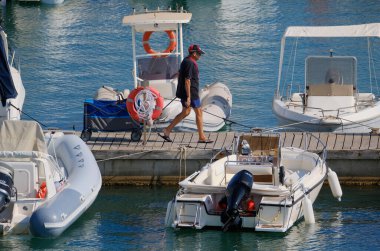 İtalya, Sicilya, Akdeniz, Marina di Ragusa (Ragusa ili); 22 Ağustos 2024, limandaki insanlar, motorlu tekneler ve lüks yatlar - EDITORIAL