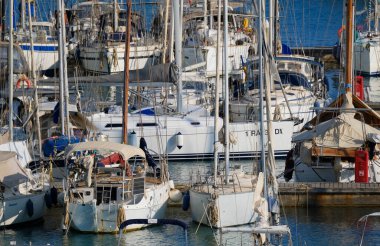 İtalya, Sicilya, Akdeniz, Marina di Ragusa (Ragusa ili); 22 Ağustos 2024, limanda yelkenli tekneleri - EDITORIAL