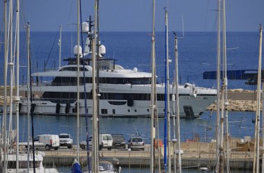 İtalya, Sicilya, Akdeniz, Marina di Ragusa (Ragusa Eyaleti); 23 Ağustos 2024, limana giren büyük lüks bir yat - EDITORIAL