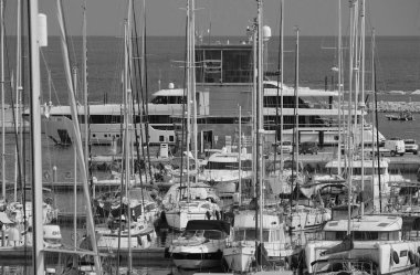 İtalya, Sicilya, Akdeniz, Marina di Ragusa (Ragusa Eyaleti); 23 Ağustos 2024, limana giren büyük lüks bir yat - EDITORIAL