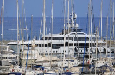 İtalya, Sicilya, Akdeniz, Marina di Ragusa (Ragusa Eyaleti); 23 Ağustos 2024, limana giren büyük lüks bir yat - EDITORIAL