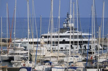 İtalya, Sicilya, Akdeniz, Marina di Ragusa (Ragusa Eyaleti); 23 Ağustos 2024, limana giren büyük lüks bir yat - EDITORIAL