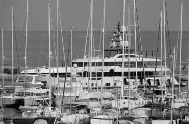 İtalya, Sicilya, Akdeniz, Marina di Ragusa (Ragusa Eyaleti); 23 Ağustos 2024, limana giren büyük lüks bir yat - EDITORIAL