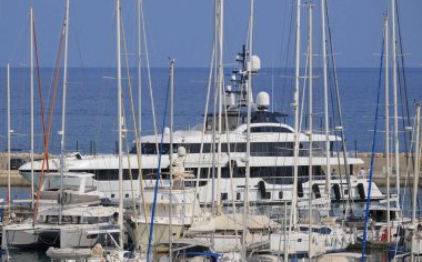 İtalya, Sicilya, Akdeniz, Marina di Ragusa (Ragusa Eyaleti); 23 Ağustos 2024, limana giren büyük lüks bir yat - EDITORIAL