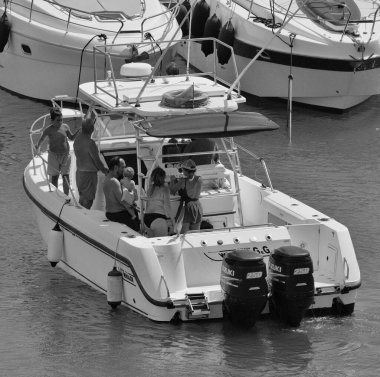 İtalya, Sicilya, Akdeniz, Marina di Ragusa (Ragusa Eyaleti); 24 Ağustos 2024, limandaki bir balıkçı teknesindeki insanlar - EDITORIAL