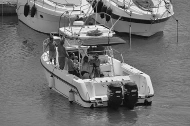 İtalya, Sicilya, Akdeniz, Marina di Ragusa (Ragusa Eyaleti); 24 Ağustos 2024, limandaki bir balıkçı teknesindeki insanlar - EDITORIAL