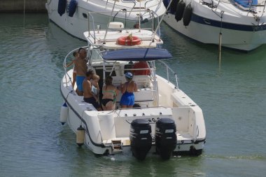 İtalya, Sicilya, Akdeniz, Marina di Ragusa (Ragusa Eyaleti); 24 Ağustos 2024, limandaki bir balıkçı teknesindeki insanlar - EDITORIAL