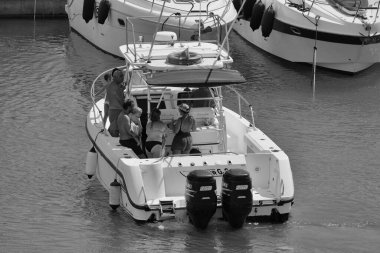 İtalya, Sicilya, Akdeniz, Marina di Ragusa (Ragusa Eyaleti); 24 Ağustos 2024, limandaki bir balıkçı teknesindeki insanlar - EDITORIAL