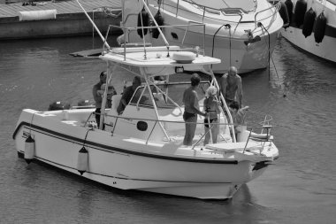 İtalya, Sicilya, Akdeniz, Marina di Ragusa (Ragusa Eyaleti); 24 Ağustos 2024, limandaki bir balıkçı teknesindeki insanlar - EDITORIAL