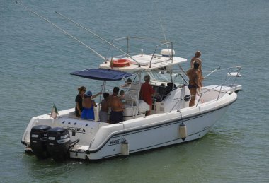 İtalya, Sicilya, Akdeniz, Marina di Ragusa (Ragusa Eyaleti); 24 Ağustos 2024, limandaki bir balıkçı teknesindeki insanlar - EDITORIAL