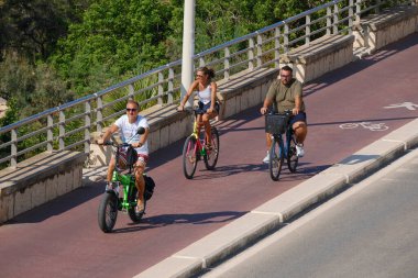 İtalya, Sicilya, Akdeniz, Marina di Ragusa (Ragusa Eyaleti), 25 Ağustos 2024, sahil yolunda bisikletçiler - EDITORIAL