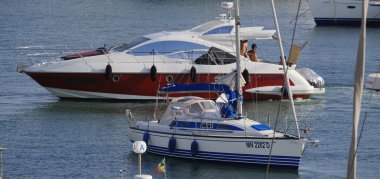 İtalya, Sicilya, Akdeniz, Marina di Ragusa (Ragusa Eyaleti); 25 Ağustos 2024, limandaki lüks yatlarda yaşayan insanlar - EDITORIAL