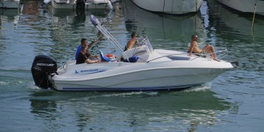 İtalya, Sicilya, Akdeniz, Marina di Ragusa (Ragusa ili); 27 Ağustos 2024, limandaki bir motorlu tekne - EDITORIAL