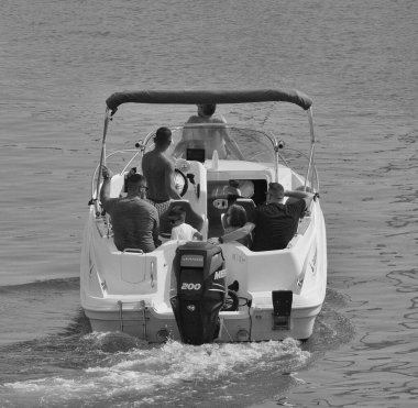 İtalya, Sicilya, Akdeniz, Marina di Ragusa (Ragusa ili); 27 Ağustos 2024, limandaki bir motorlu tekne - EDITORIAL