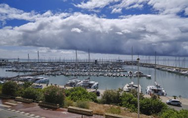 İtalya, Sicilya, Akdeniz, Marina di Ragusa (Ragusa Eyaleti); bulutlu bir günde limanın manzarası 
