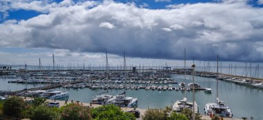 İtalya, Sicilya, Akdeniz, Marina di Ragusa (Ragusa Eyaleti); bulutlu bir günde limanın manzarası 