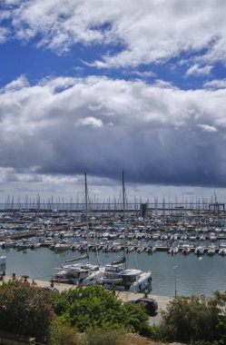 İtalya, Sicilya, Akdeniz, Marina di Ragusa (Ragusa Eyaleti); bulutlu bir günde limanın manzarası 