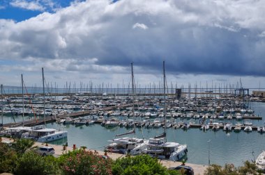 İtalya, Sicilya, Akdeniz, Marina di Ragusa (Ragusa Eyaleti); bulutlu bir günde limanın manzarası 