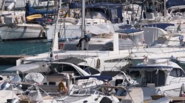 İtalya, Sicilya, Akdeniz, Marina di Ragusa (Ragusa ili); 9 Eylül 2024, limanda lüks yatlar - EDITORIAL