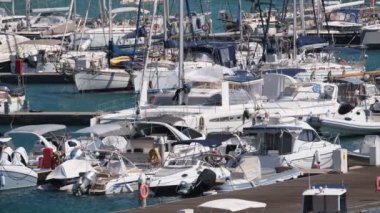 İtalya, Sicilya, Akdeniz, Marina di Ragusa (Ragusa ili); 9 Eylül 2024, limanda lüks yatlar - EDITORIAL