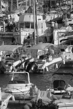 İtalya, Sicilya, Akdeniz, Marina di Ragusa (Ragusa Eyaleti); 9 Eylül 2024, limanda motorlu tekneler ve lüks yatlar - EDITORIAL