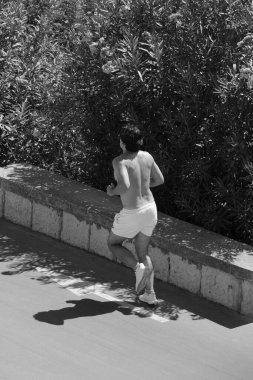 İtalya, Sicilya, Akdeniz, Marina di Ragusa (Ragusa Eyaleti), deniz yolundaki bisiklet yolunda koşucu