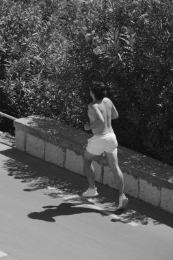 İtalya, Sicilya, Akdeniz, Marina di Ragusa (Ragusa Eyaleti), deniz yolundaki bisiklet yolunda koşucu