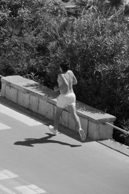 İtalya, Sicilya, Akdeniz, Marina di Ragusa (Ragusa Eyaleti), deniz yolundaki bisiklet yolunda koşucu