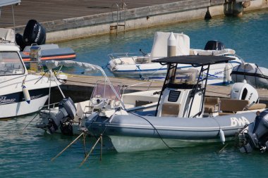 İtalya, Sicilya, Akdeniz, Marina di Ragusa (Ragusa ili); 12 Eylül 2024, limanda motorlu tekne - EDITORIAL