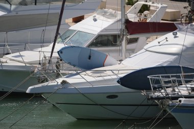 İtalya, Sicilya, Akdeniz, Marina di Ragusa (Ragusa Eyaleti); limanda lüks yatlar 