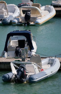 İtalya, Sicilya, Akdeniz, Marina di Ragusa (Ragusa ili); 14 Eylül 2024, limanda motorlu tekne - EDITORIAL