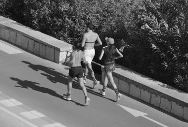 İtalya, Sicilya, Akdeniz, Marina di Ragusa (Ragusa Eyaleti), deniz yolundaki bisiklet yolunda koşular 