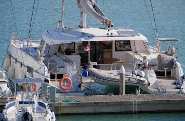 İtalya, Sicilya, Akdeniz, Marina di Ragusa (Ragusa Eyaleti); 15 Eylül 2024, limanda katamaran yelkenli teknesi - EDITORIAL