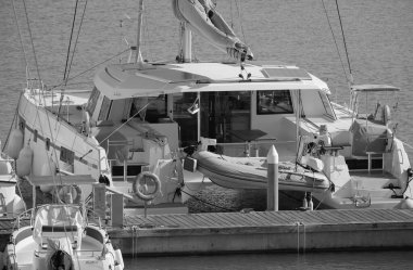 İtalya, Sicilya, Akdeniz, Marina di Ragusa (Ragusa Eyaleti); 15 Eylül 2024, limanda katamaran yelkenli teknesi - EDITORIAL