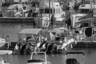 İtalya, Sicilya, Akdeniz, Marina di Ragusa (Ragusa Eyaleti); 15 Eylül 2024, limanda motorlu tekneler ve lüks yatlar - EDITORIAL