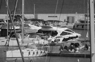 İtalya, Sicilya, Akdeniz, Marina di Ragusa (Ragusa ili); 16 Eylül 2024, limanda lüks yatlar - EDITORIAL