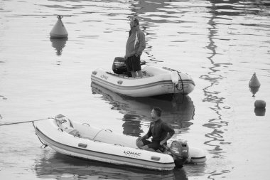 İtalya, Sicilya, Akdeniz, Marina di Ragusa (Ragusa Eyaleti); 17 Eylül 2024, limandaki kauçuk tekneler - EDITORIAL