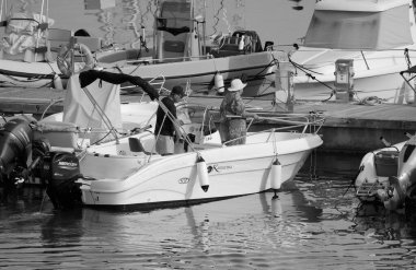 İtalya, Sicilya, Akdeniz, Marina di Ragusa (Ragusa Eyaleti); 18 Eylül 2024, limanda bir motorlu tekne - EDITORIAL