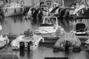 İtalya, Sicilya, Akdeniz, Marina di Ragusa (Ragusa Eyaleti); 19 Eylül 2024, limandaki bir motorlu teknede adam - EDITORIAL