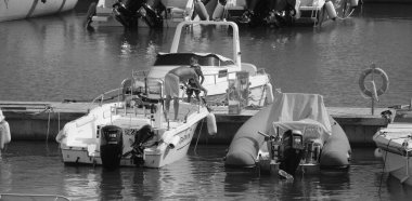 İtalya, Sicilya, Akdeniz, Marina di Ragusa (Ragusa Eyaleti); 21 Eylül 2024, limandaki bir motorlu tekne - EDITORIAL