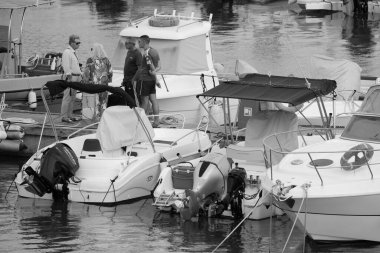 İtalya, Sicilya, Akdeniz, Marina di Ragusa (Ragusa Eyaleti); 21 Eylül 2024, limanda halk ve motorlu tekneler - EDITORIAL