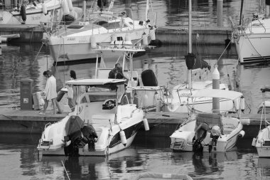 İtalya, Sicilya, Akdeniz, Marina di Ragusa (Ragusa ili); 22 Eylül 2024, limandaki insanlar, motorlu tekneler ve lüks yatlar - EDITORIAL