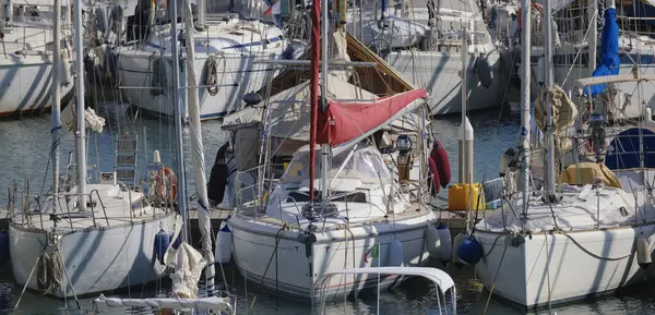 İtalya, Sicilya, Akdeniz, Marina di Ragusa (Ragusa Eyaleti); limanda yelkenli tekneler 