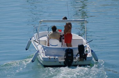 İtalya, Sicilya, Akdeniz, Marina di Ragusa (Ragusa Eyaleti); 27 Eylül 2024, limandaki bir motorlu tekne - EDITORIAL