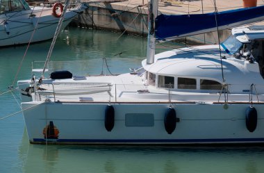 İtalya, Sicilya, Akdeniz, Marina di Ragusa (Ragusa Eyaleti); limanda katamaran yelkenli teknesi 
