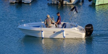 İtalya, Sicilya, Akdeniz, Marina di Ragusa (Ragusa Eyaleti); 30 Eylül 2024, limanda bir motorlu tekne - EDITORIAL