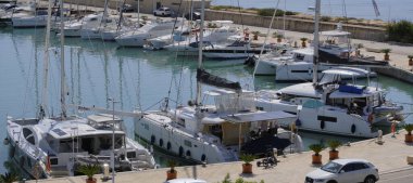 İtalya, Sicilya, Akdeniz, Marina di Ragusa (Ragusa Eyaleti); 2 Ekim 2024, limanda katamaran yelkenli tekneleri - EDITORIAL